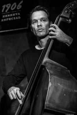 Jasper Høiby (2018) at Jimmy Glass Jazz Club. Valencia.