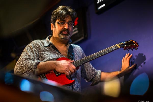 Rez Abbasi (2018) at Jimmy Glass Jazz Club. Valencia.